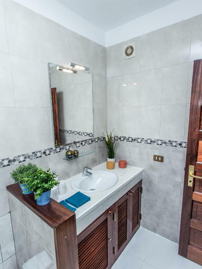 Spectacular Renovated Apartment, 5 Min To Camison Beach, With Aircon อาโรนา ภายนอก รูปภาพ