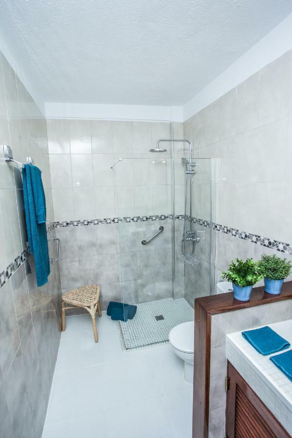 Spectacular Renovated Apartment, 5 Min To Camison Beach, With Aircon อาโรนา ภายนอก รูปภาพ