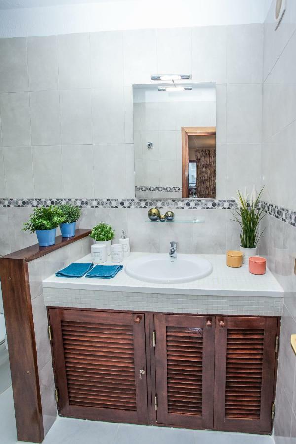Spectacular Renovated Apartment, 5 Min To Camison Beach, With Aircon อาโรนา ภายนอก รูปภาพ